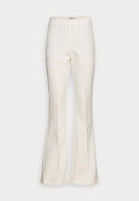 Spodnie dzwony w off-white, z gładkiego materiału, z pionowymi detalami szwów, dopasowanym paskiem w talii oraz szerokimi nogawkami.