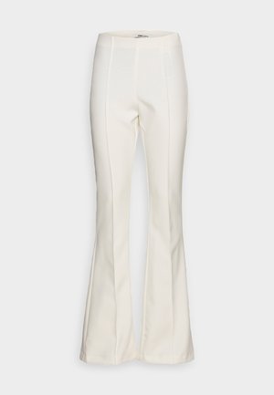 Utanflöjtade byxor i off-white tyg, med en slät textur och vertikala sömmar, samt en åtsittande midja och vida benöppningar.