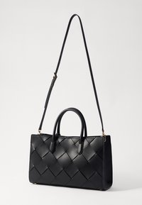 Sort læder handbag med et vævet design, to korte håndtag og en aftagelig skulderrem. Glat tekstur med hardware detaljer i guldton.