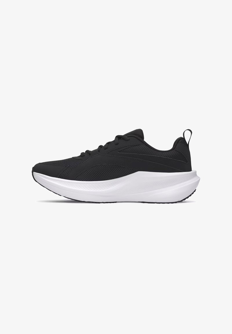 Baskets de sport noires avec empeigne en maille, lacets noirs et semelle épaisse blanche amortissante, vues de côté sur fond blanc.