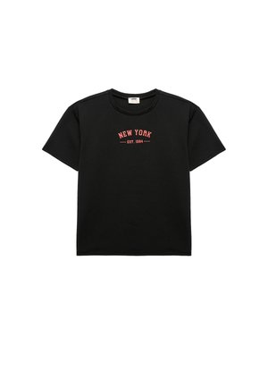 Sort bomulds T-shirt med rund hals og korte ærmer. Central rød grafisk tekst med teksten "NEW YORK EST. 1984." Klassisk pasform og glat tekstur.