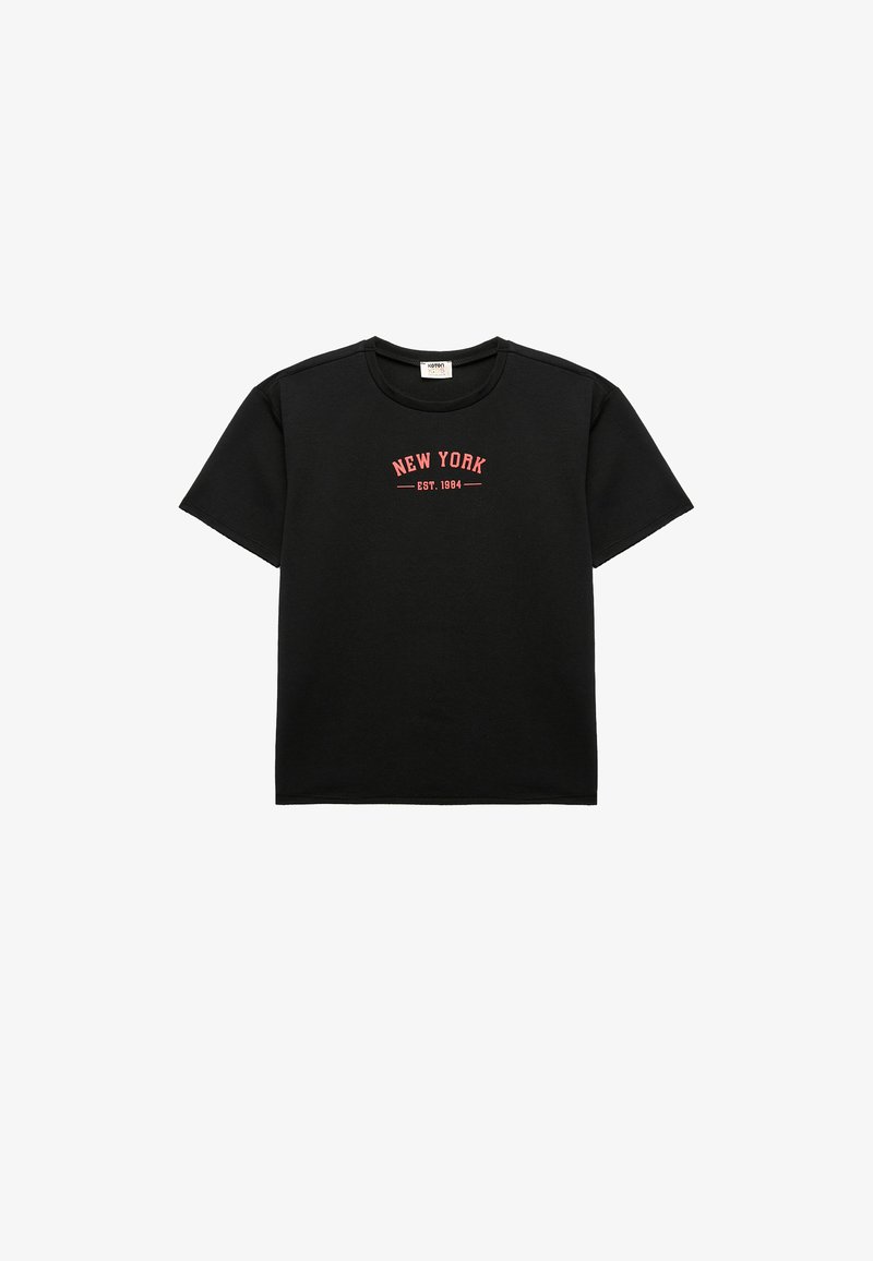 Svart bomullströja med rund halsringning och korta ärmar. Centralt röd grafisk text som lyder "NEW YORK EST. 1984." Klassisk passform och slät textur.