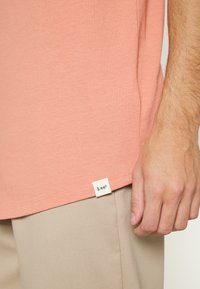 Lee SHAPED TEE - T-shirt básica - rust