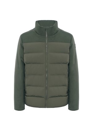 Giacca imbottita di colore verde oliva con colletto alto, chiusura con zip sul davanti e motivo trapuntato orizzontale sul corpo; maniche solide e tasche laterali.