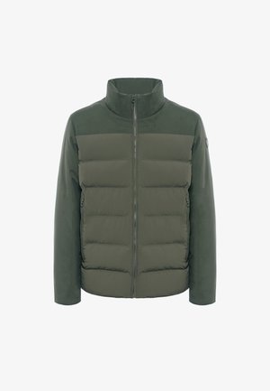 Giacca imbottita di colore verde oliva con colletto alto, chiusura con zip sul davanti e motivo trapuntato orizzontale sul corpo; maniche solide e tasche laterali.