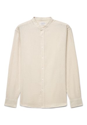 Chemise beige à manches longues avec col officier et sept boutons visibles, présentée à plat sur un fond blanc.