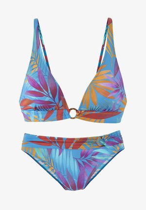 Bikini sæt med trekantet top og mid-rise bunde. Fremstillet af glat stof med et blåt tropisk bladmønster og gyldne ringdetaljer.