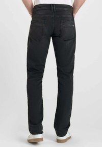 Jean en denim noir à coupe droite, avec deux poches arrière et une texture lisse et épurée. La ceinture est sans embellissement.