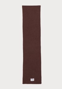 Bufanda de punto en burdeos oscuro, de forma rectangular con textura acanalada y una pequeña etiqueta de logo blanca en la parte inferior.