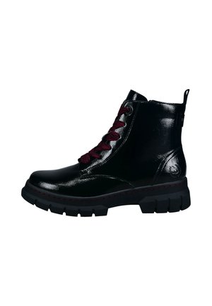 Glänzender schwarzer Lederknöchel-Stiefel mit dicker schwarzer Sohle und dunkelroten Schnürsenkeln, seitlichem Reißverschluss und Lasche zum Herausziehen hinten.