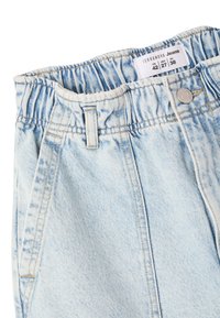 Jeans in denim blu chiaro con vita elastica, chiusura a bottone e cuciture a contrasto. Presentano tasche frontali e una vestibilità comoda.