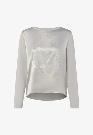 Chemise à manches longues gris clair avec un col rond, ornée d'un motif circulaire du mot "GOOD" en accents argentés sur le devant.