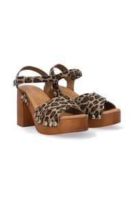 Leopardenmuster-Plateausandalen mit einem soliden Holzblockabsatz, versehen mit goldenen Nieten am Riemen und einer verstellbaren Knöchel-Schnalle.