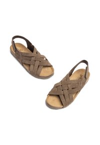 Sandali in suede marrone con un design intrecciato a incrocio, tacco aperto e suola in gomma testurizzata per una buona aderenza. Fodera interna morbida visibile.