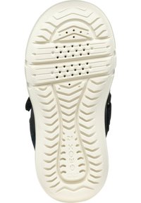 Semelle en caoutchouc blanche avec des motifs de relief texturés, présentant des trous circulaires et des accents en relief. Partiellement attachée à une partie supérieure bleu marine.