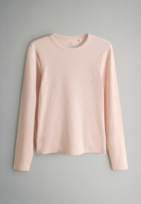 Svetlo rožnata majica z dolgimi rokavi iz rebrastega blaga. Ima okrogel izrez in raven rob brez vidnih grafičnih elementov ali dodatkov.