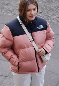 The North Face PLUS 1996 RETRO NUPTSE JACKET - Casaco de penas - rose dawn