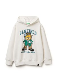 Felpa bianca con grafica di Garfield, che indossa una giacca verde e un cappello, con il testo "GARFIELD" e "SEI ANCORA QUI?" in blu.