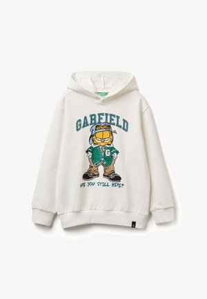 Bílá mikina s kapucí s grafikou Garfielda, který má na sobě zelenou bundu a čepici, s textem "GARFIELD" a "JSTE STÁLE TADY?" v modré barvě.