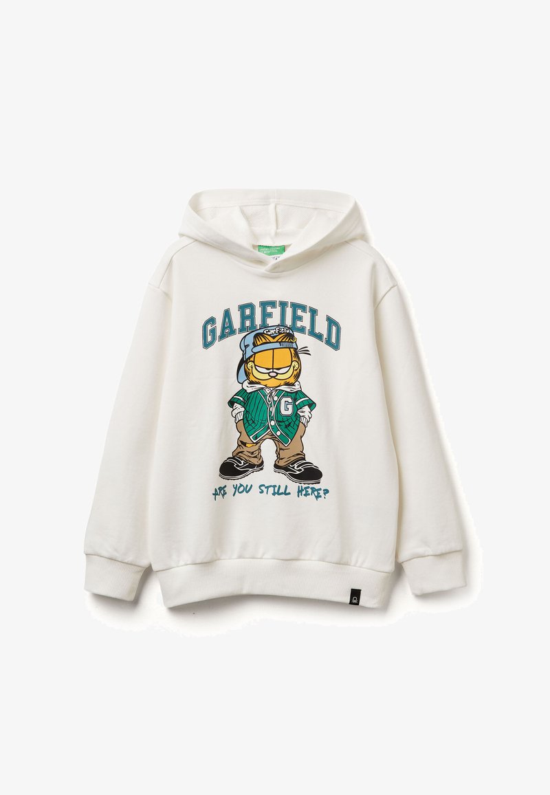 Felpa bianca con grafica di Garfield, che indossa una giacca verde e un cappello, con il testo "GARFIELD" e "SEI ANCORA QUI?" in blu.