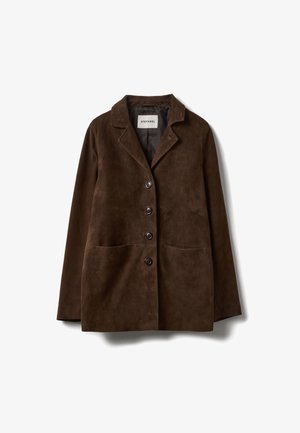 Giacca in camoscio marrone con colletto a revers, cinque bottoni anteriori e due tasche frontali. Tessuto liscio con vestibilità sagomata. Fodera interna.