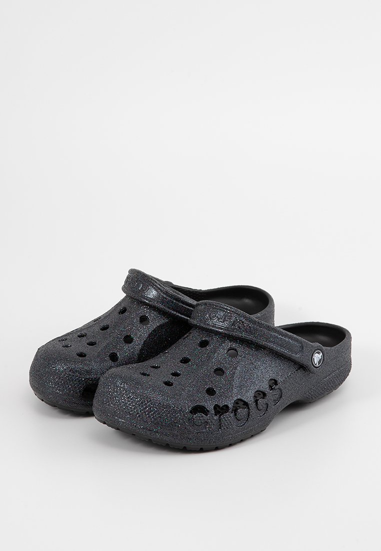 Schwarze Glitzer-Clogs mit einer runden Zehenpartie, Belüftungslöchern und verstellbarem Riemen. Hergestellt aus einem leichten, flexiblen Material.