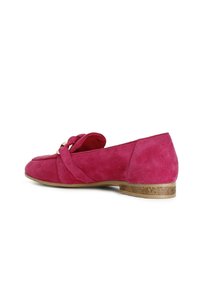 Roze suède instapschoenen met een platte hak, voorzien van een gevlochten band aan de voorkant en subtiele accenten in goudkleurig metaal.