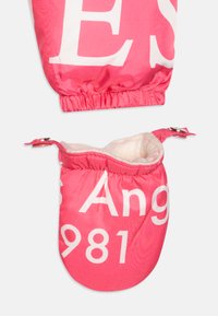 Guess NEWBORN HOODED PADDED OVERALL UNISEX - Téli overál - fuchsia lipstick