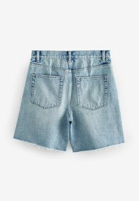Jeansshorts i ljusblått med rått fåll, utrustade med två bakfickor och bältesömmar. Tyget ser mjukt ut med en sliten textur.
