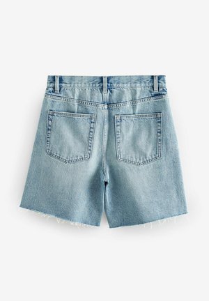 Hellblaue Denim-Shorts mit rohem Saum, ausgestattet mit zwei Gesäßtaschen und Gürtelschlaufen. Der Stoff wirkt weich mit einem abgetragenen Aussehen.