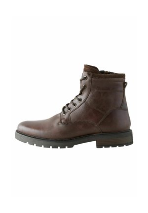 Botte chelsea en cuir marron avec fermeture à lacets, surface texturée et col rembourré. Dispose d'une semelle durable avec un léger motif de dentelle.