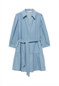 Robe en denim bleu clair avec un col, des manches trois-quarts, une taille cintrée et une jupe évasée avec un design à plusieurs niveaux.