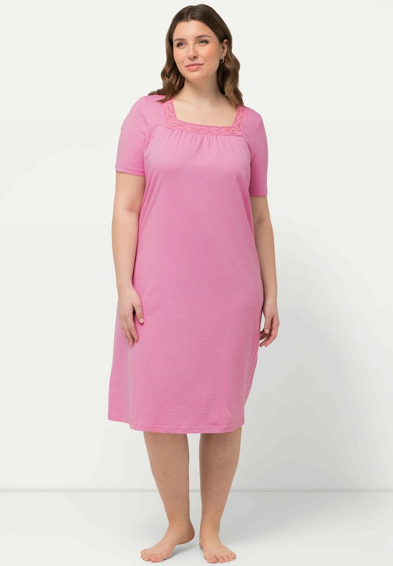 Camicia da notte in cotone rosa con maniche corte, scollatura quadrata con bordino in pizzo e vestibilità morbida fino al ginocchio. Tessuto liscio.