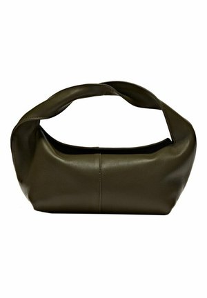 Olijfgroene leren tas met een gebogen, brede handgreep en een gladde textuur. Heeft een minimalistisch ontwerp met een naad in het midden.