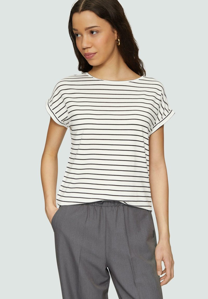 Gestreept katoenen t-shirt in het wit met smalle zwarte strepen, ronde halslijn en opgerolde korte mouwen, gecombineerd met grijze broeken met elastische tailleband.
