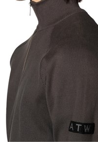 HALO Stickad tröja - black