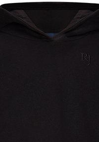 Felpa nera con cappuccio, dotata di un piccolo logo ricamato "RJ" sulla parte superiore sinistra del petto e una fodera del cappuccio visibile.