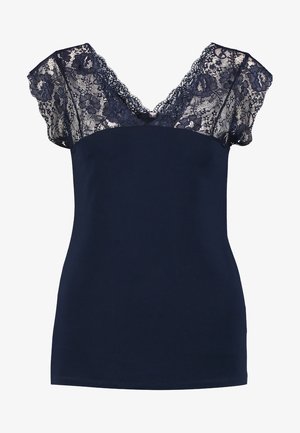 Námorníčka s výstřihem do V a krátkými krajkovými rukávy. Tělo je hladké, zatímco krajka má květinový vzor podél ramen a výstřihu.