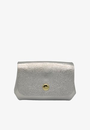 Pochette métallique argentée avec une surface texturée, des coins arrondis et une fermeture à bouton doré à l'avant. Design compact.