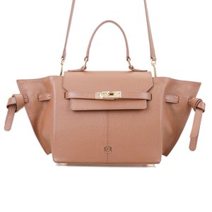 Sac à main en cuir marron texturé avec fermeture à rabat, quincaillerie dorée, poignée supérieure et bandoulière amovible. Présente des expanders latéraux.