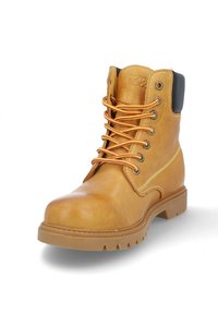 Bota de trabajo de cuero color marrón con detalles en negro, cordones amarillos y suela resistente. Presenta una puntera redondeada y ojales metálicos para los cordones.