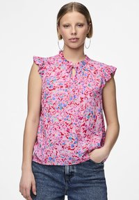 Top a stampa floreale in rosa con maniche a cappuccio arricciate e scollatura a chiave, abbinato a jeans blu. Tessuto morbido e leggero.