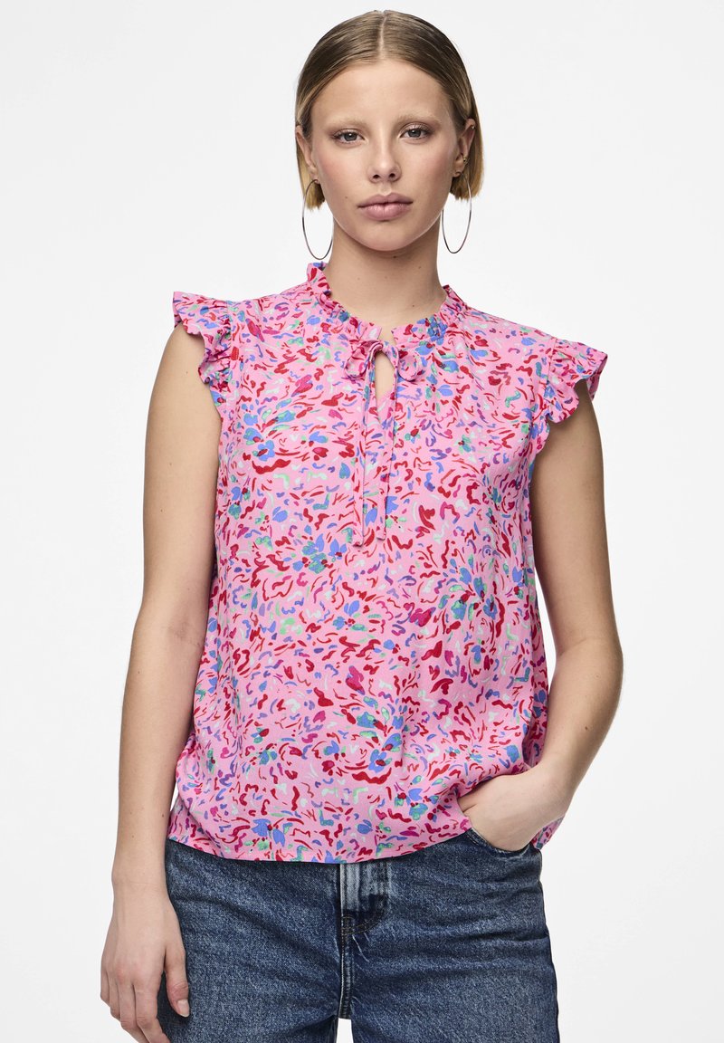 Top a stampa floreale in rosa con maniche a cappuccio arricciate e scollatura a chiave, abbinato a jeans blu. Tessuto morbido e leggero.