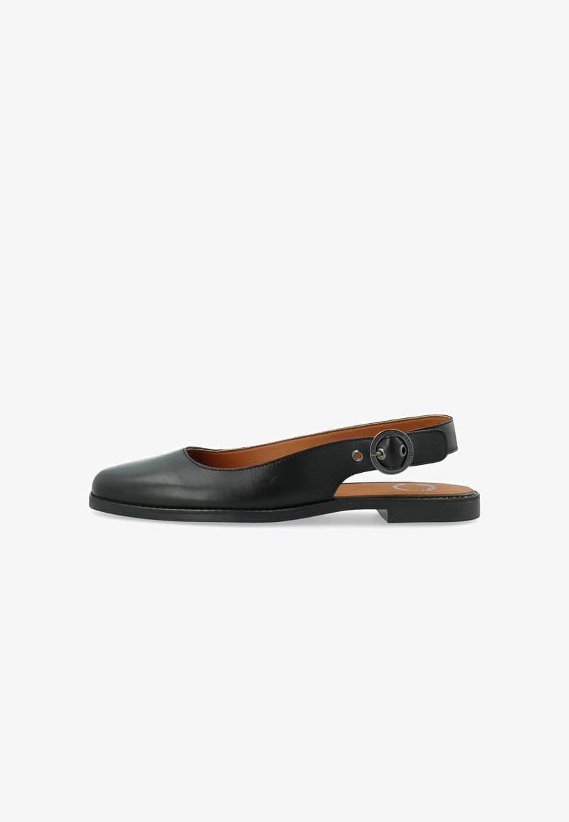Ballerine in pelle nera con punta arrotondata, apertura laterale e dettaglio decorativo a bottone sulla cinghia. Design semplice e lineare.