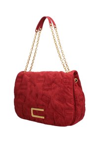 Sac à main en daim rouge avec une texture matelassée, doté d'une bandoulière en chaîne dorée et d'un fermoir rectangulaire doré. Design simple et structuré avec une finition douce.