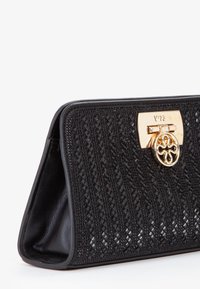Borsa a mano in pelle nera con una texture intrecciata, dotata di una chiusura e accessori decorativi in tono oro. Forma strutturata, design elegante.