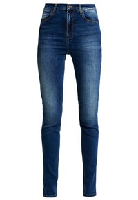 Vaqueros ajustados de mezclilla azul con cintura alta, que presentan un clásico diseño de cinco bolsillos, un ligero desgaste en la parte delantera y cierre con botón de metal.