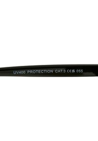 Ochelari de soare negri cu un design elegant. Prezintă textul "UV400 PROTECTION CAT.3 CE UK 055" pe braț, indicând nivelul de protecție UV.