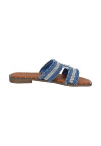 Sandali slide in denim blu con tessuto a righe orizzontali, decorazioni metalliche e una soletta marrone morbida su una suola testurizzata.