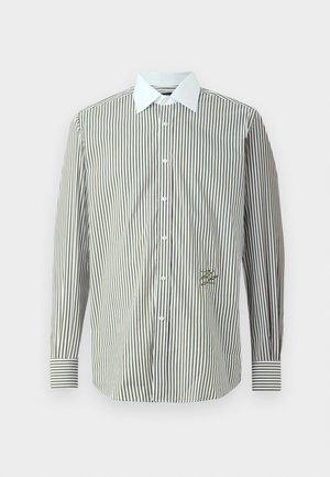 Gestreept button-up shirt in wit en donker groen. Heeft een klassieke kraag, lange mouwen en een subtiele logo aan de linkerkant.